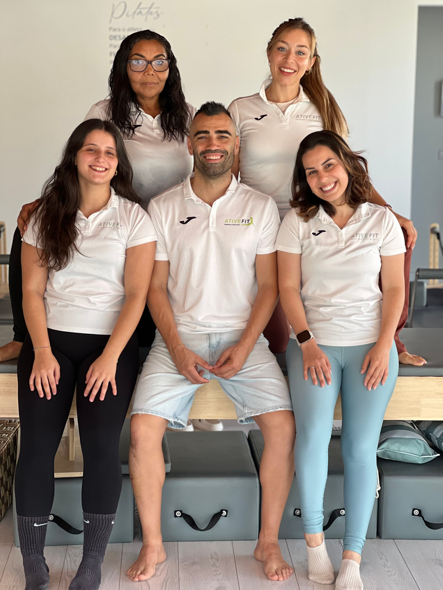 A equipa da AtiveFit reunida no estúdio de Pilates, de polo da marca
